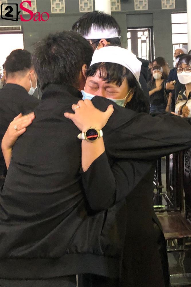 Khánh Linh òa khóc nức nở tại tang lễ nhạc sĩ Ngọc Châu-13