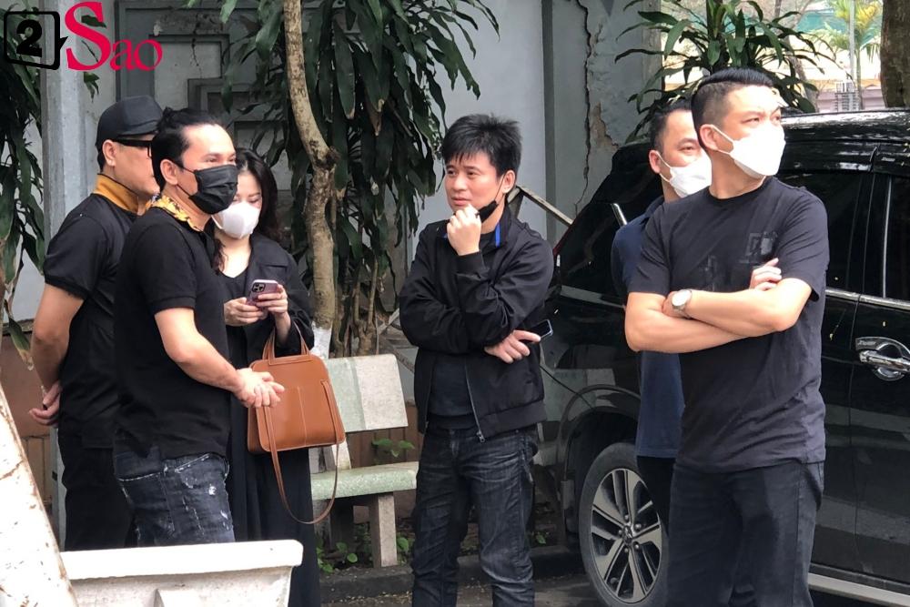 Khánh Linh òa khóc nức nở tại tang lễ nhạc sĩ Ngọc Châu-12