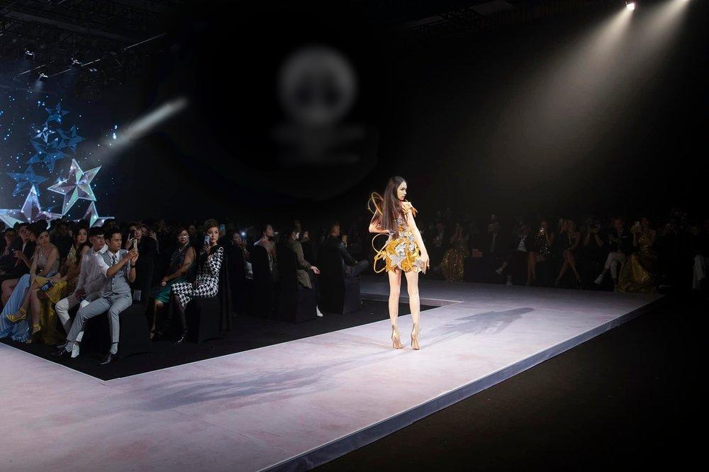 Huong Giang was criticized for being shy on the catwalk, just like Vu Thu Phuong-1