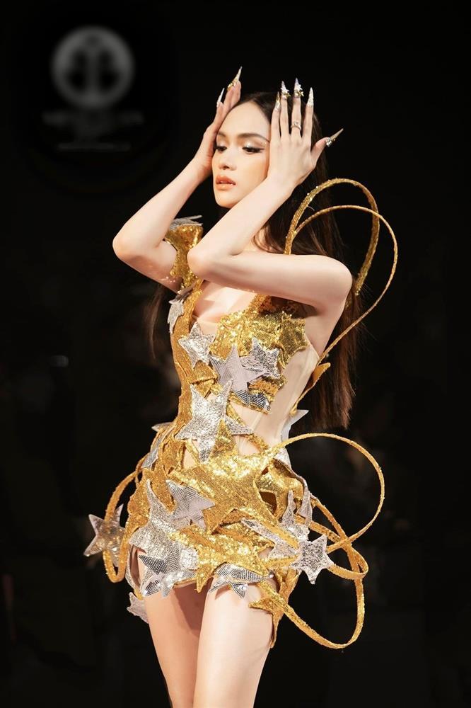 Huong Giang was criticized for being shy on the catwalk, just like Vu Thu Phuong-2