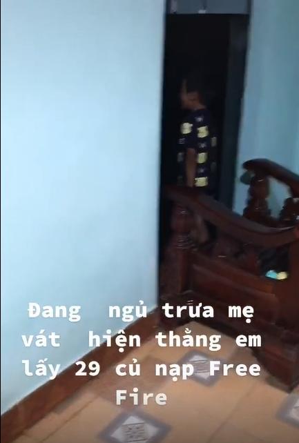 Xôn xao clip bé trai hack 29 triệu của mẹ để nạp tiền chơi game-1