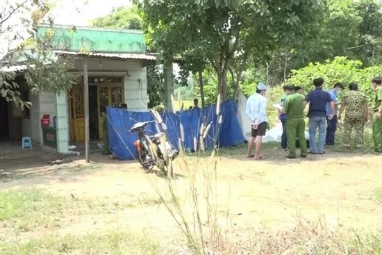 Một người đàn ông bị cắt vào cổ, gục chết trước hiên nhà