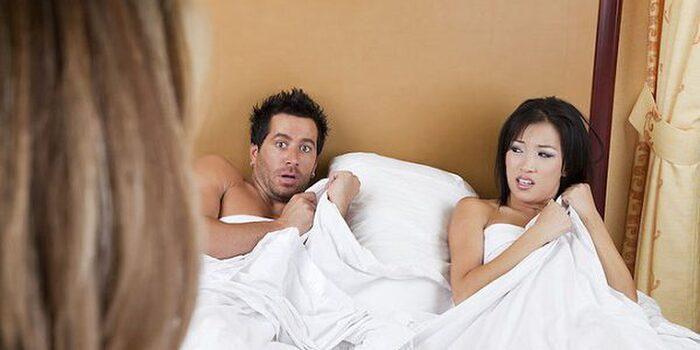 Giúp bạn tăng ca, chồng về nhà thấy vợ và nhân tình trên giường-1