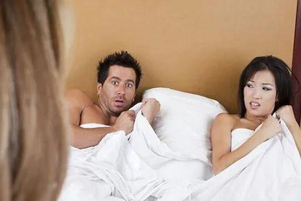 Husband discovered his wife and mistress in bed