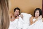Giúp bạn tăng ca, chồng về nhà thấy vợ và nhân tình trên giường