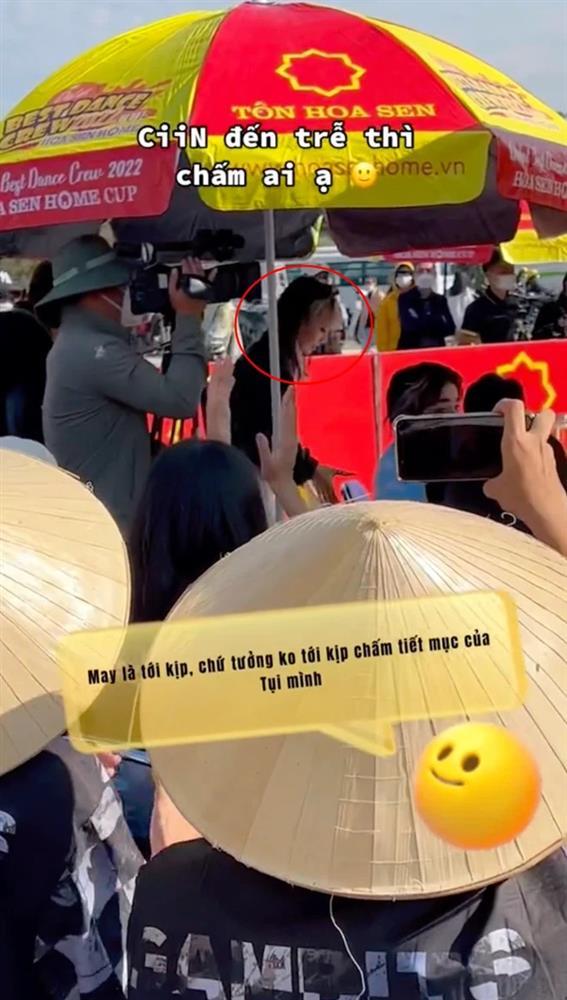 Xôn xao clip Lisa Việt Nam đi chấm thi nhưng đến muộn-1