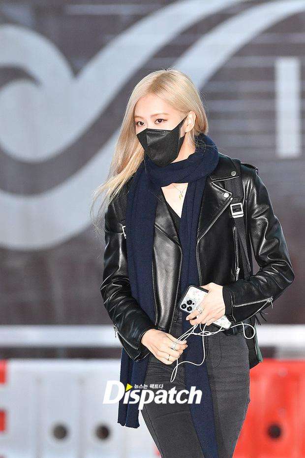 Rosé turned the airport into a catwalk after recovering from COVID-19-5