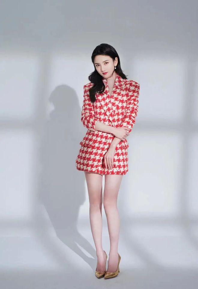 Angelababy, Dương Mịch mê mẩn họa tiết răng sói chất lừ-5