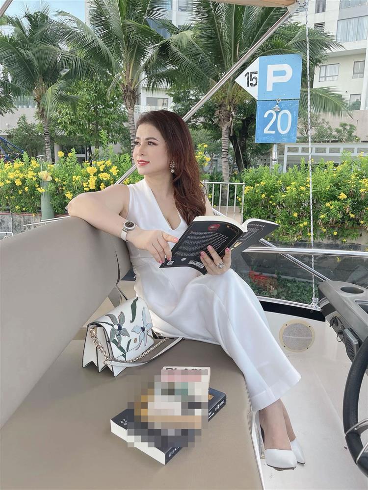 Vợ cũ ông Đặng Lê Nguyên Vũ khoe nhan sắc lạ ở tuổi 49-2