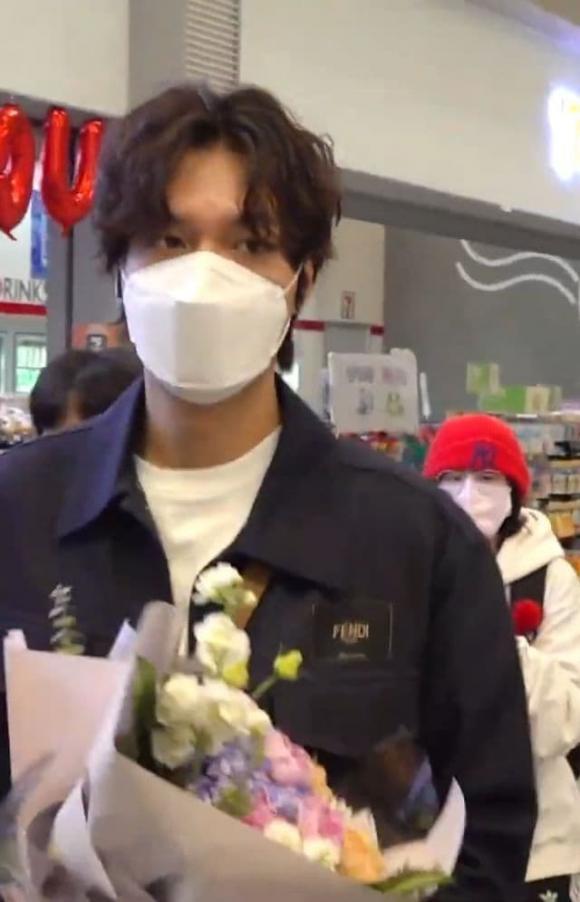 Set đồ trăm triệu không cứu nổi diện mạo xuống cấp của Lee Min Ho-3