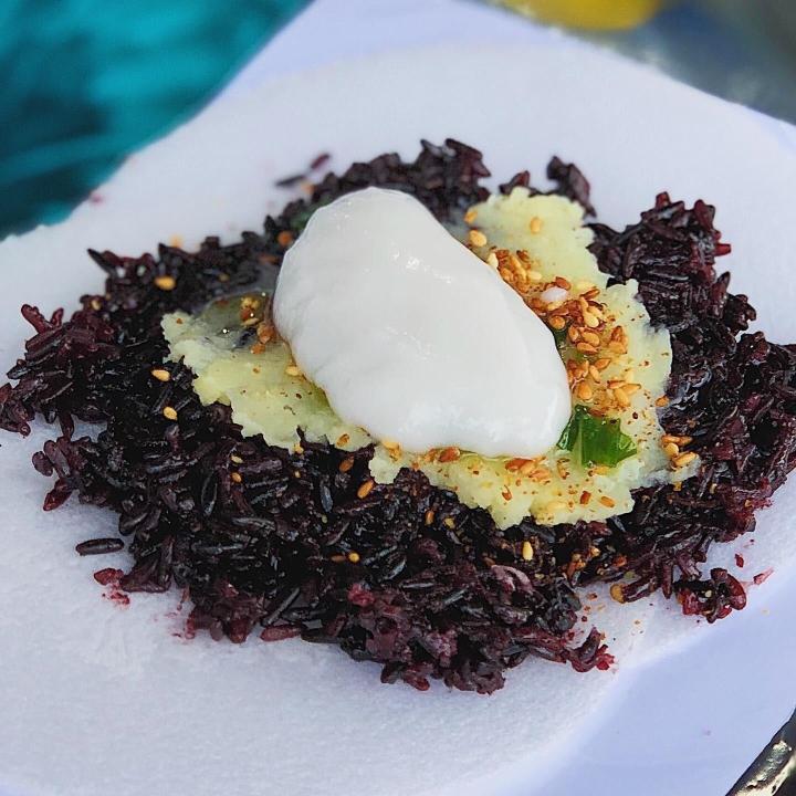 Xôi nếp than nước cốt dừa: Món ăn vặt ngọt ngào mà giá rất bình dân-1
