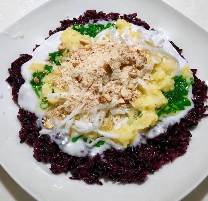 Xôi nếp than nước cốt dừa: Món ăn vặt ngọt ngào mà giá rất bình dân-4