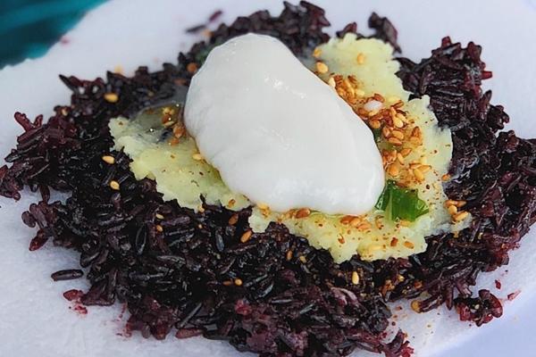Charcoal sticky rice with coconut milk: Sweet snacks at affordable prices