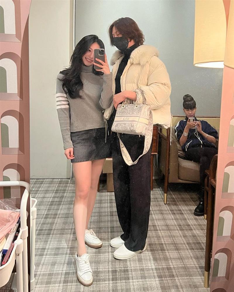 Con gái Khâu Thục Trinh tình tứ Kim Hee Chul, lẽ nào yêu nhau?-4