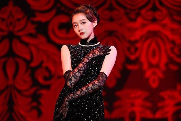 Quan Hiểu Đồng được bắt mạch ngay trên sân khấu, lộ điều đáng lo-6