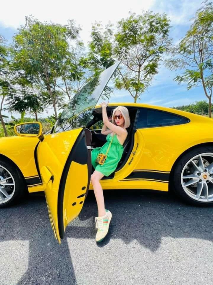 Chân dung chị gái xinh đẹp, giàu có chẳng kém gì Đoàn Di Băng-6