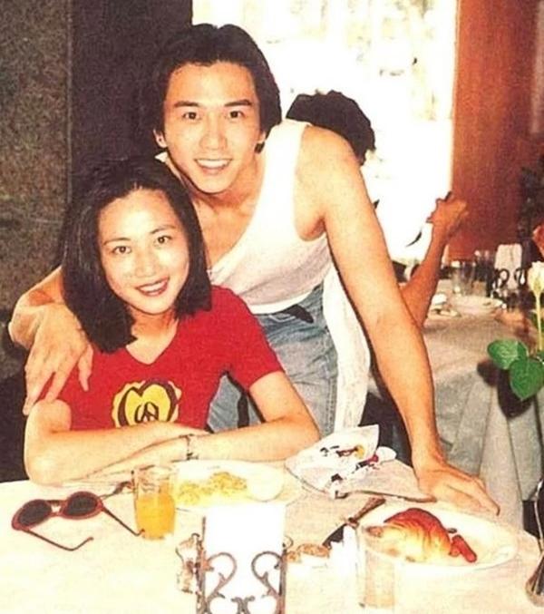 Năm 1993, cô vướng vào chuyện tình với Ôn Triệu Luân. Mối tình từng khiến showbiz Hong Kong chao đảo vì sau khi chia tay, nữ diễn viên bị tình cũ đòi tình phí 140.000 HKD (hơn 409 triệu VND hiện tại). Sau đó, Trần Mai Hinh tiếp tục bị tố làm người thứ ba chen chân vào mối quan hệ của Khương Hạo Văn và bạn gái là Ân Ninh (nghệ danh cũ là Kim Tuệ Anh, hiện là vợ của Khương Hạo Văn)