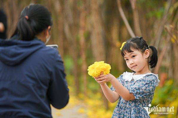 Tìm ra đường hoa vàng mới, chị em Hà thành hào hứng tháo giày, trèo rào săn ảnh-10