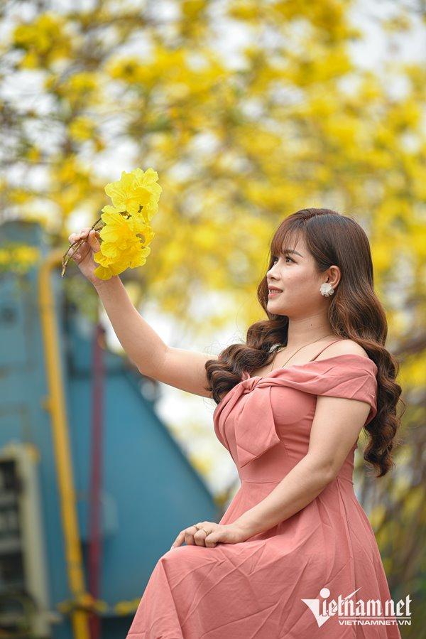 Tìm ra đường hoa vàng mới, chị em Hà thành hào hứng tháo giày, trèo rào săn ảnh-11