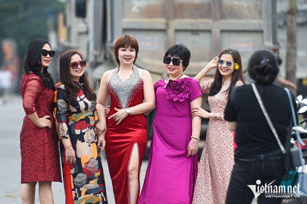 Finding a new golden flower path, Ha Thanh sisters excitedly took off their shoes and climbed the fence for paparazzi-12