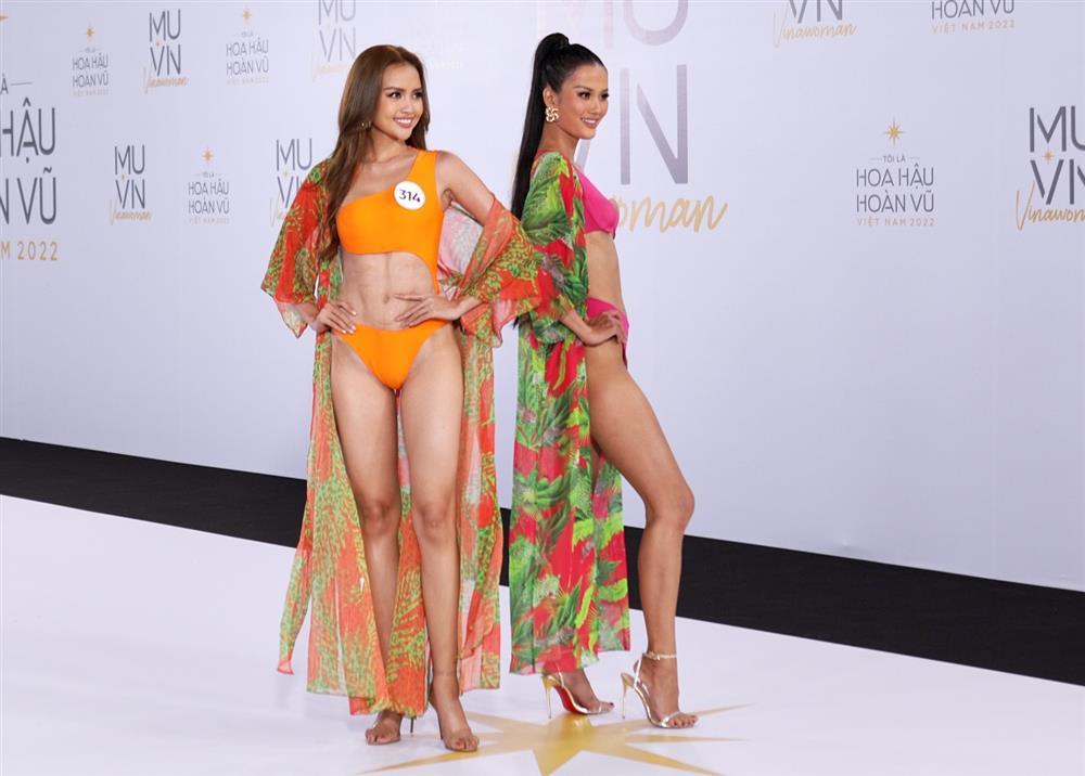 Thí sinh Miss Universe Vietnam thi bikini: Lính mới có lép vế celeb?-17