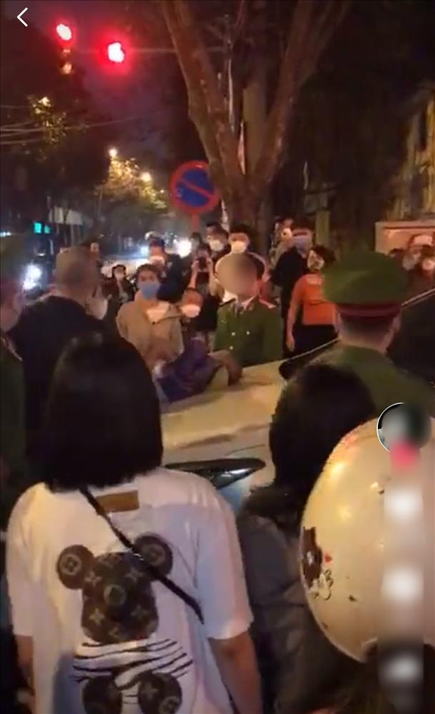 Fighting jealousy in Hanoi, holding a small child to block the car-1