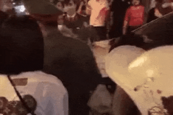 Đánh ghen rùm beng tại Hà Nội, ôm con nhỏ chặn đầu ô tô