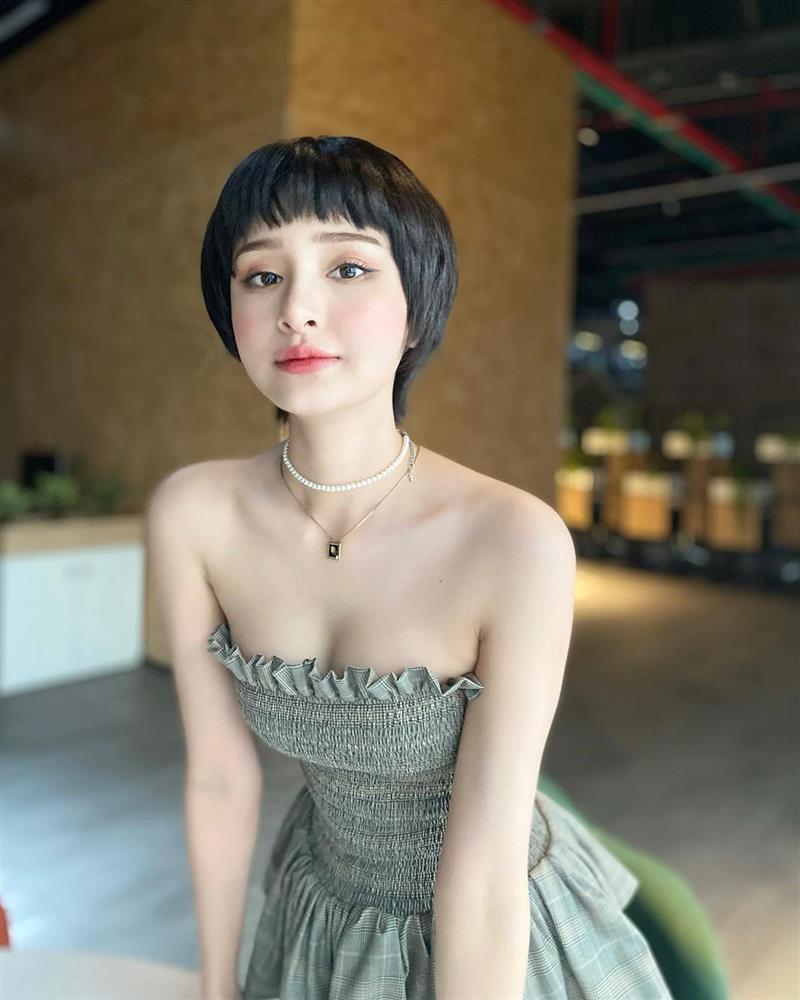 Hien Ho owns a shoulder hanger and wears beautiful open clothes that are not inferior to Lan Ngoc-4