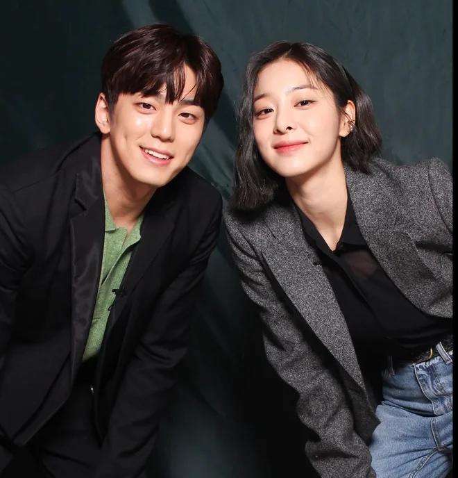 Behind the scenes of the kiss scene in Office Dating-4