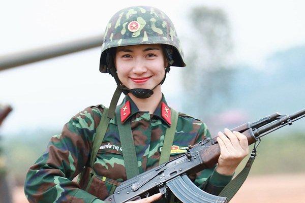 Hòa Minzy ôm tay trai lạ sau hơn 1 tháng chia tay thiếu gia-3