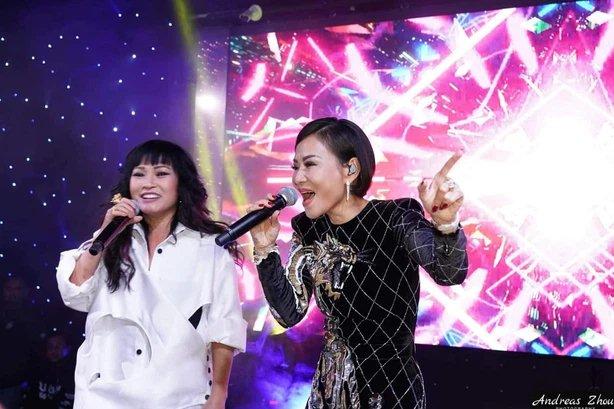 The American police almost broke into the place where Phuong Thanh and Thu Minh were singing