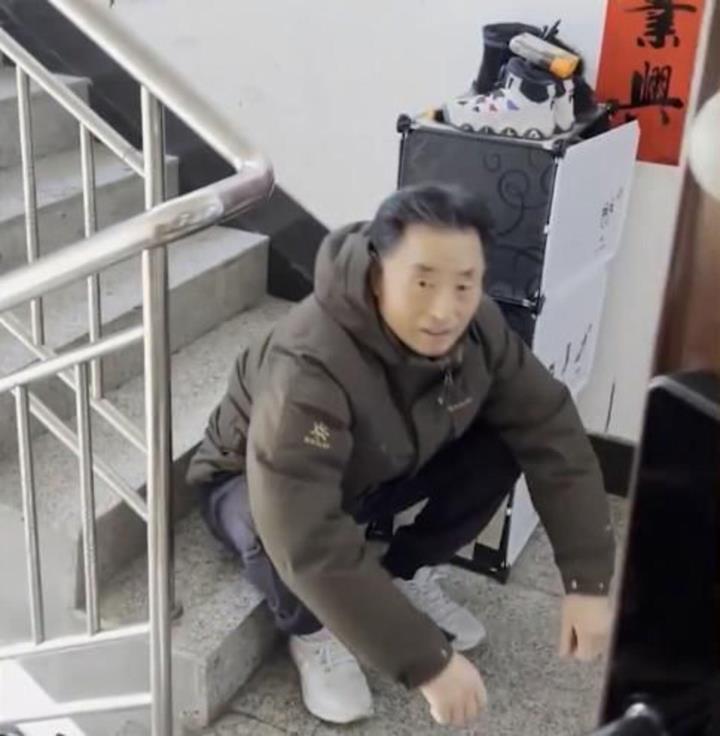 Bố chồng tiếp tế đồ cho con dâu, ngồi đợi 3 tiếng không dám vào-1