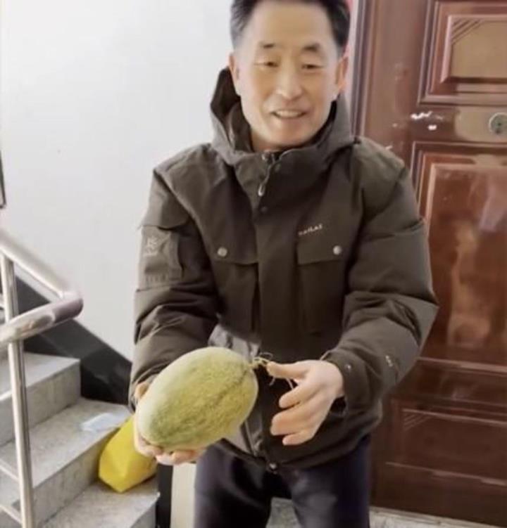 Bố chồng tiếp tế đồ cho con dâu, ngồi đợi 3 tiếng không dám vào-3