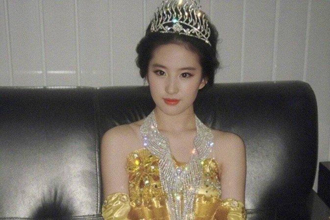 Gu ăn mặc thảm họa có dìm nổi nhan sắc Lưu Diệc Phi?-11