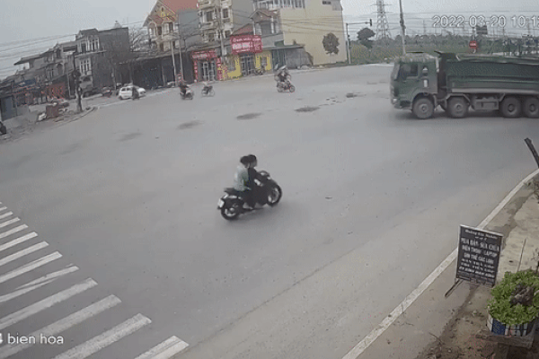 Clip: Lạng lách, đánh võng, thanh niên nhận ngay cái kết đắng lòng-1