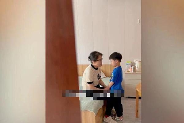 Eavesdropping on mother-in-law teaching grandchildren, daughter-in-law sheds tears