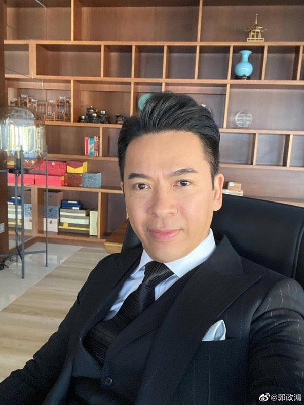 Nhan sắc 57 tuổi mà ngỡ 27 của sao nam đình đám, nhìn như tổng tài ngôn tình-3