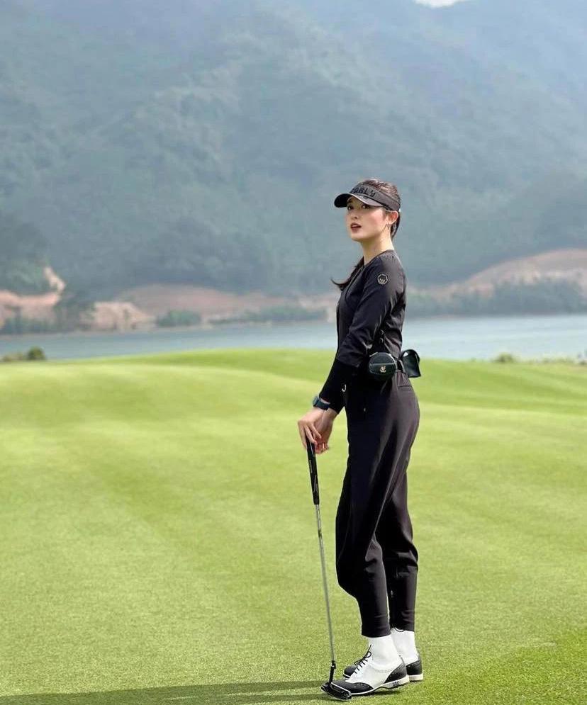 Theo dõi trang cá nhân của Huyền My cũng biết cô mê đánh golf từ lâu, đây được xem là mộ thể thao để 