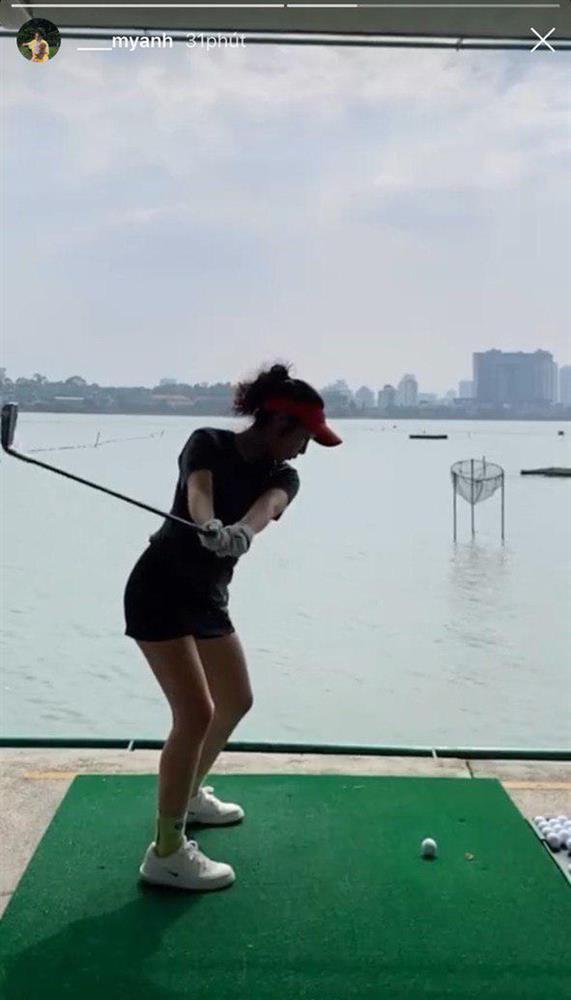 Con gái diva Mỹ Linh là Mỹ Anh tập đánh golf cùng bố mẹ.