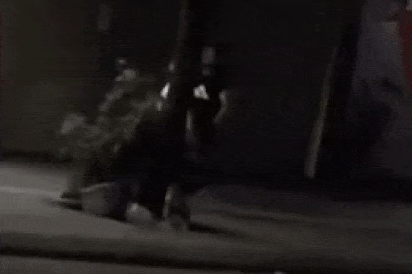 Clip: Thanh niên quỳ giữa đường, đập đầu xuống đất để níu kéo bạn gái