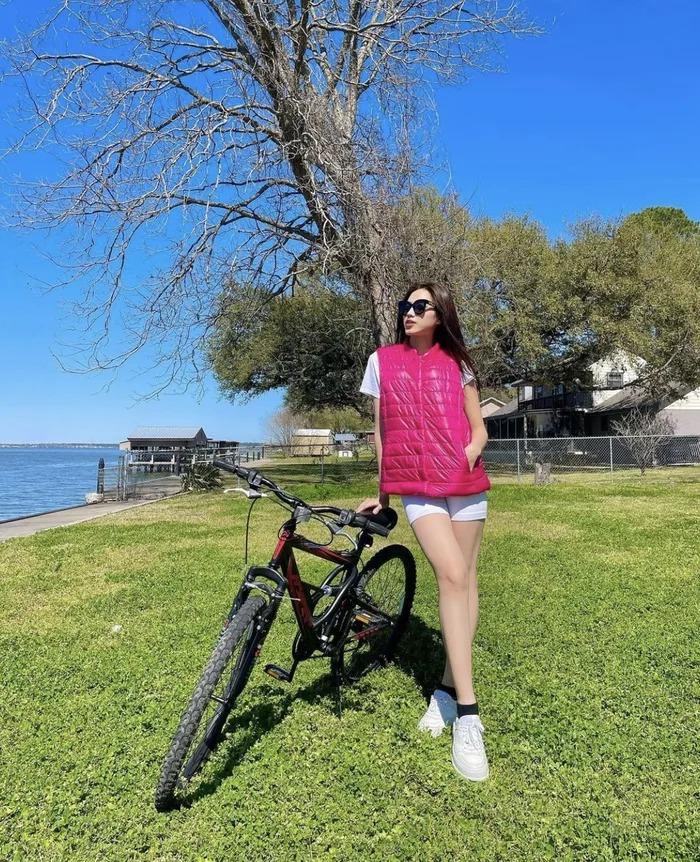 Đỗ Thị Hà vi vu ở Mỹ mà dân mạng chỉ dán mắt vào cặp giò bạc tỷ-2