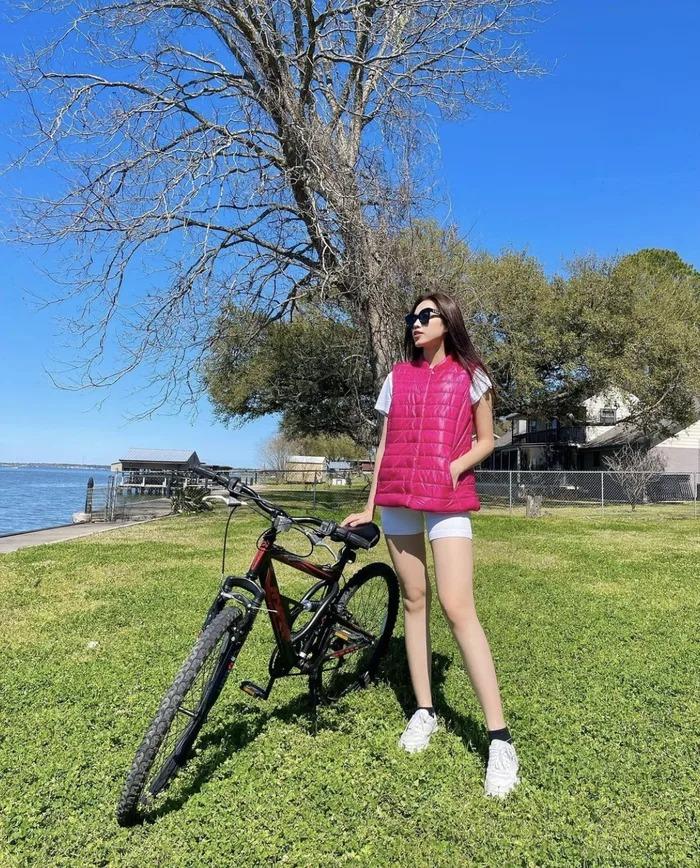 Đỗ Thị Hà vi vu ở Mỹ mà dân mạng chỉ dán mắt vào cặp giò bạc tỷ-3