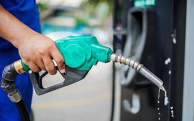 Gasoline price reduced by 700 VND/liter-1