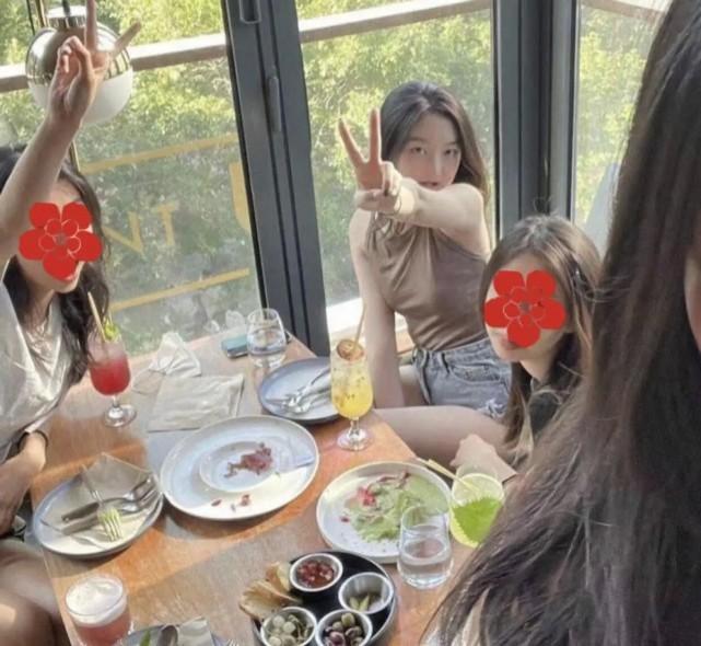 Con gái Vương Phi ngày càng sexy, có chi tiết y hệt mẹ-7