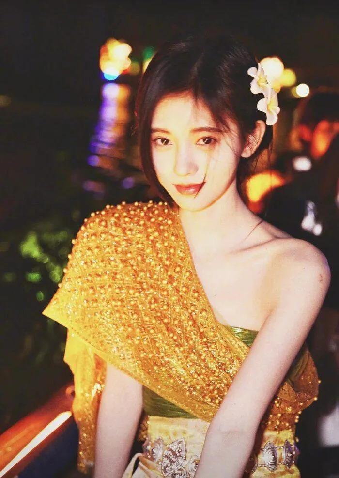 Wearing the same Thai costume, did Cuc Tinh Y compete with Hao Y Hanh?-3