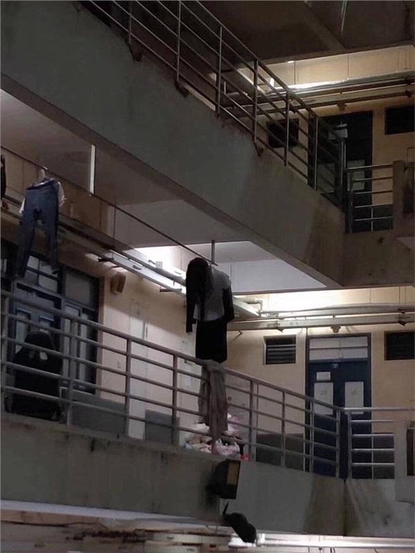 Cảnh tượng đáng sợ hơn phim kinh dị xuất hiện ở ký túc xá nữ-1