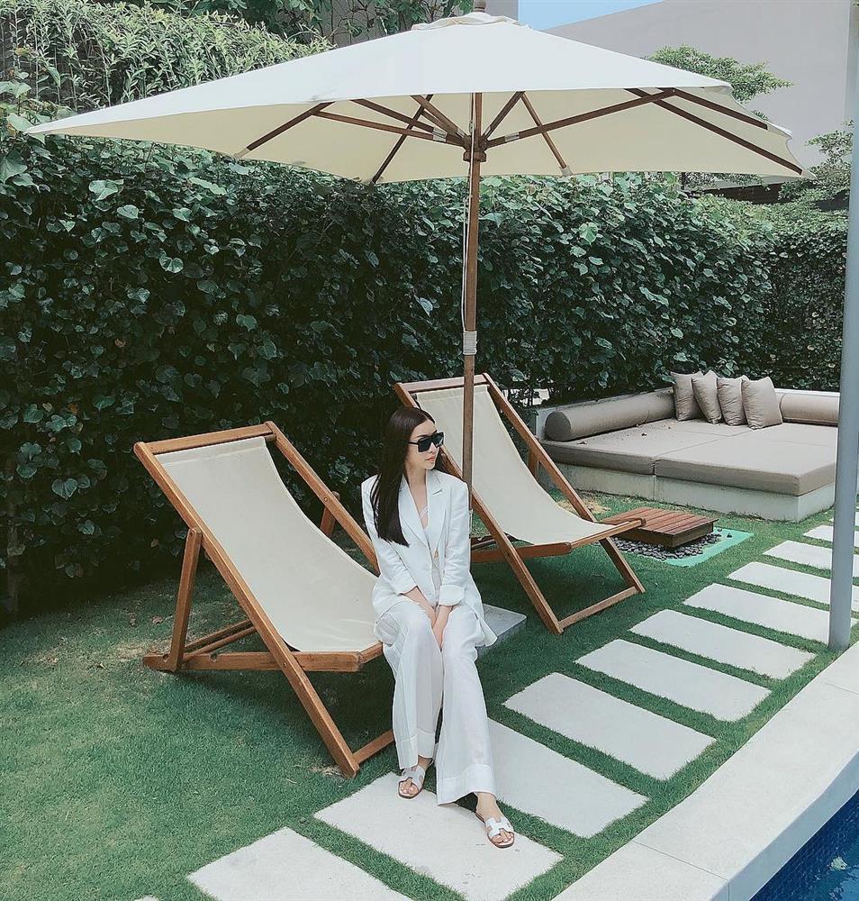 Bóc giá outfit Hiền Hồ đi xem đất cùng anh nương tựa U60-8