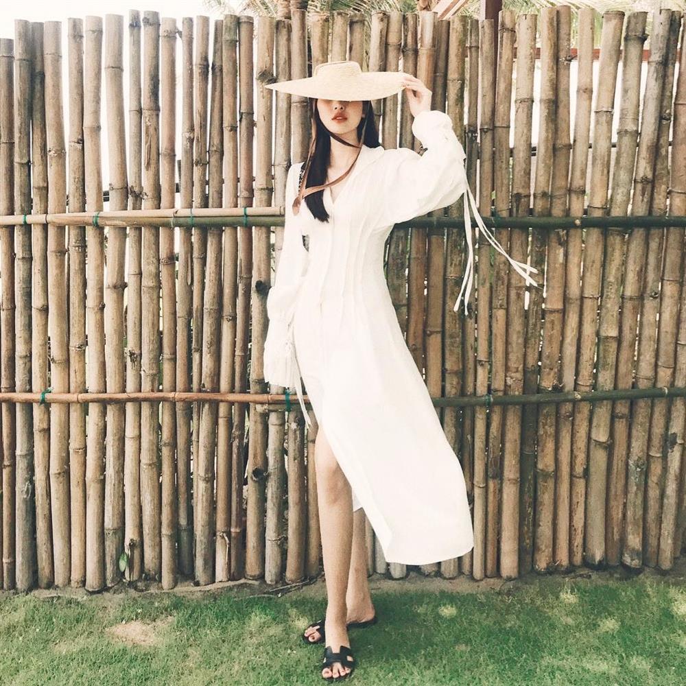 Bóc giá outfit Hiền Hồ đi xem đất cùng anh nương tựa U60-9