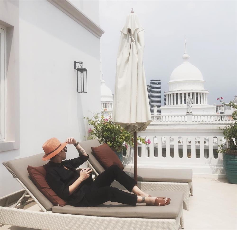 Bóc giá outfit Hiền Hồ đi xem đất cùng anh nương tựa U60-13