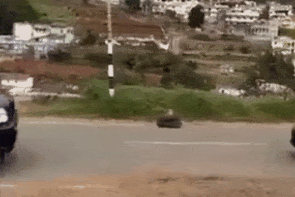 Clip: Sởn da gà nhìn người phụ nữ bay xuyên qua kính chắn gió